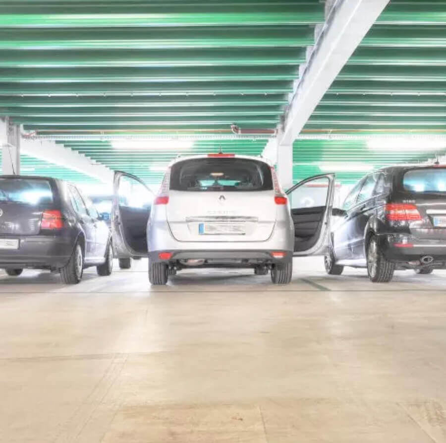 Die regelmäßige Wartung der Böden eines Parkhauses bewahrt dessen Ästhetik und die Sicherheit der Fußgänger.