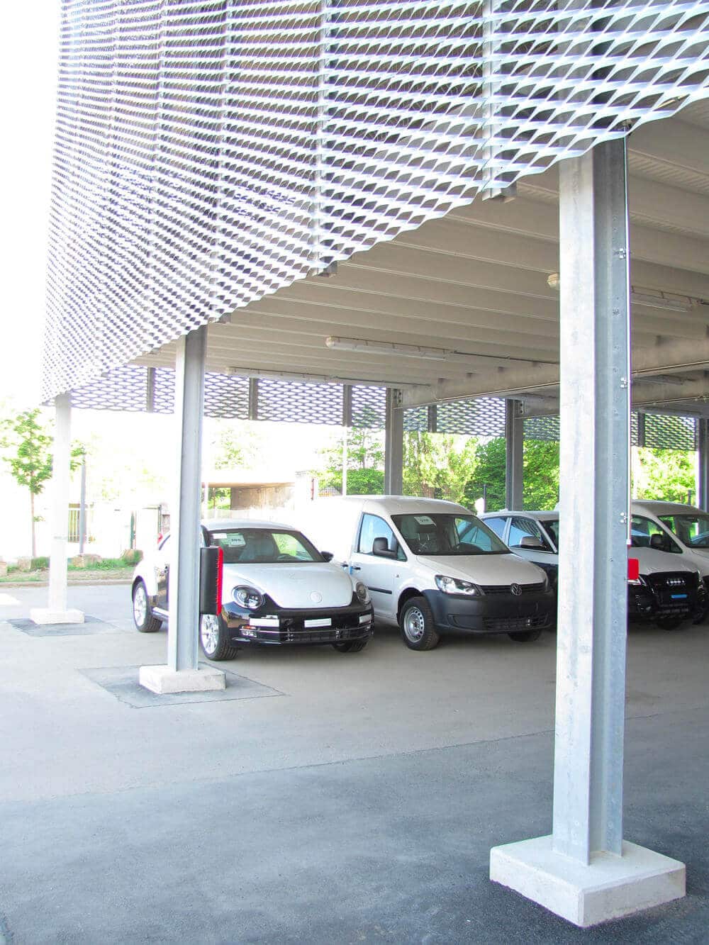 Fahrzeugausstellung in einem Astron Parkhaus