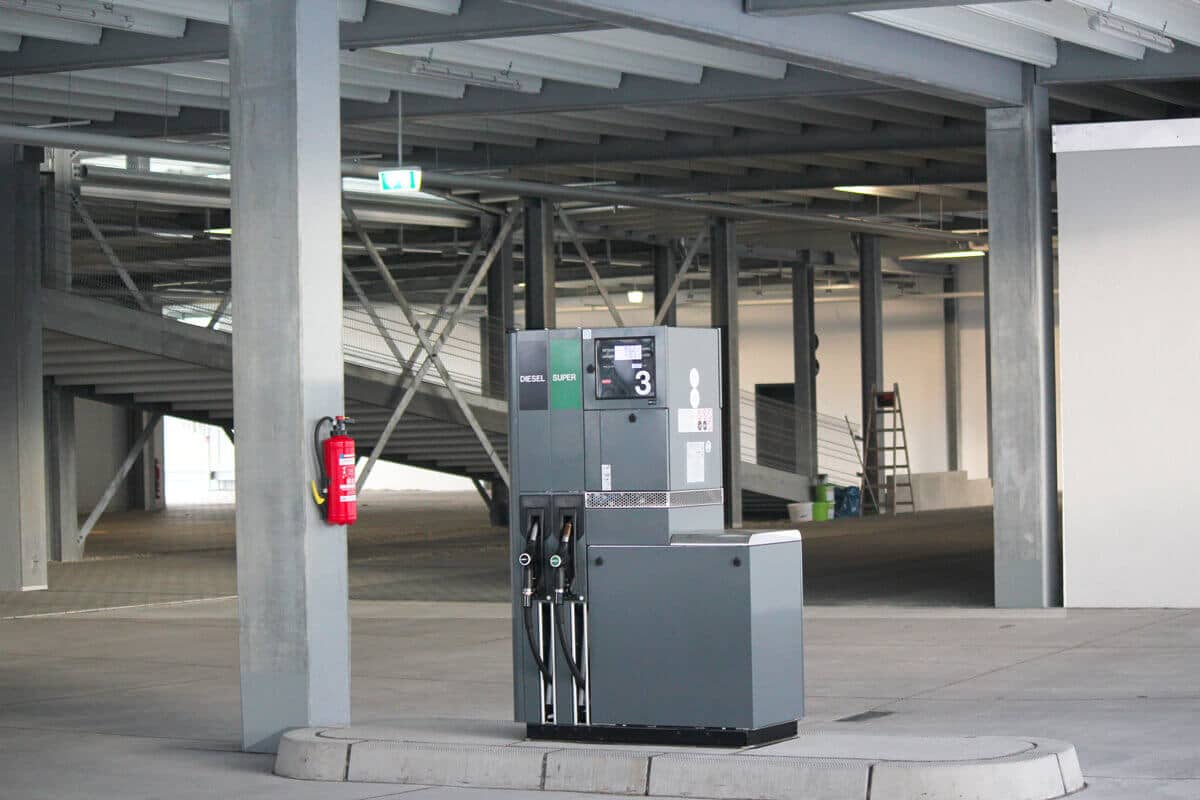 Parkhaus mit Tankstelle